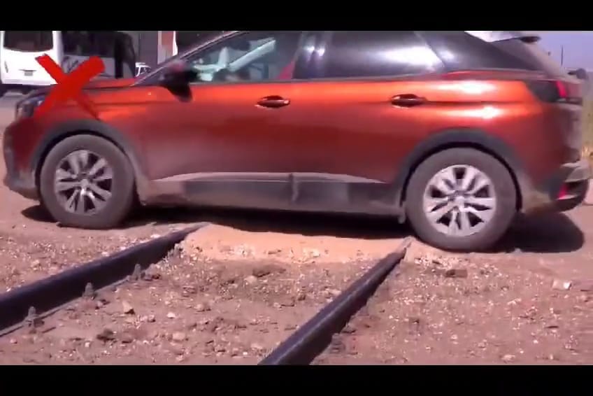 سيارة تعبر قضبان القطارات
