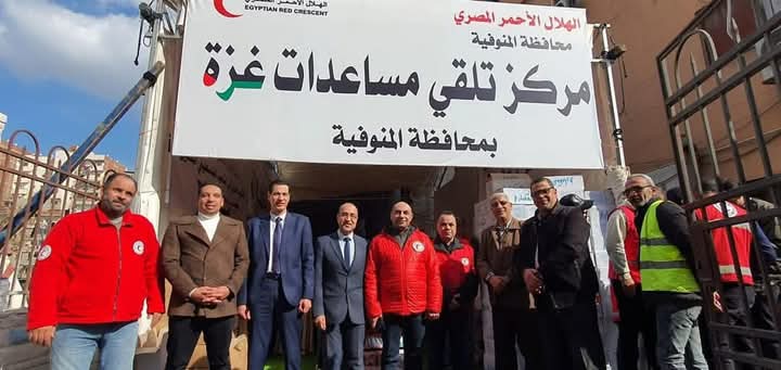 جانب من المشاركه في تعبئة كراتين المساعدات الإنسانية