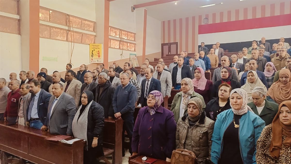 وكيل وزارة تعليم الفيوم أثناء الاجتماع مع مديرى الادارات التعليمية