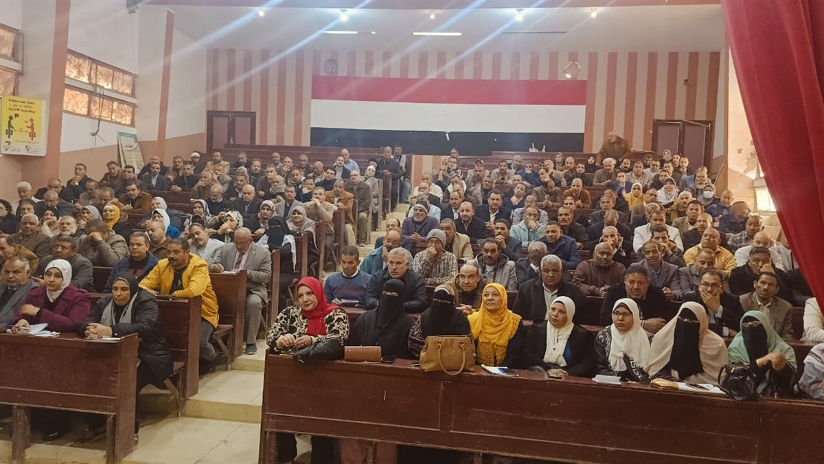 وكيل وزارة تعليم الفيوم أثناء الاجتماع مع مديرى الادارات التعليمية