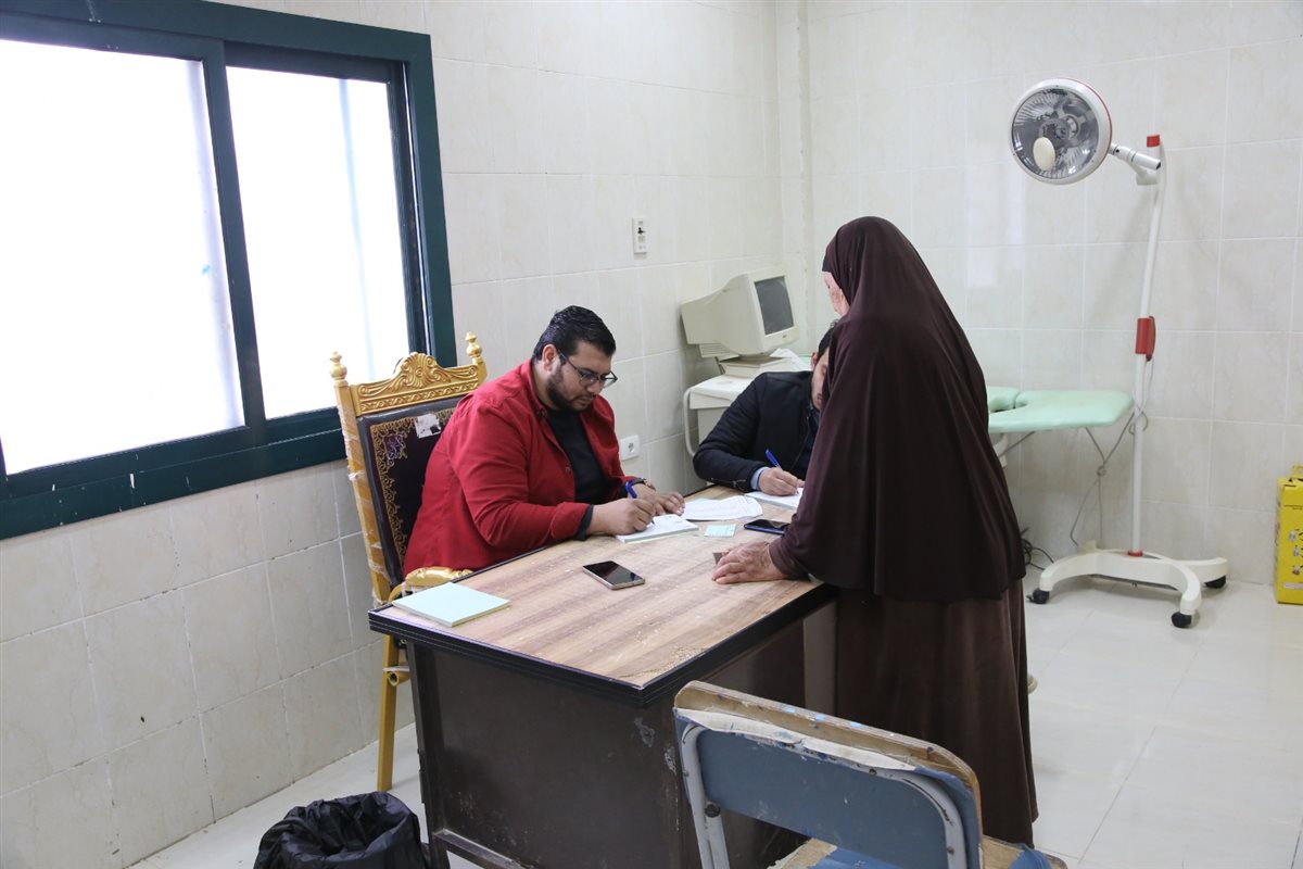 &nbsp;القافلة الشاملة تقدم خدمات الكشف والعلاج لـ 904 من أهالي قرية بريشة&nbsp;