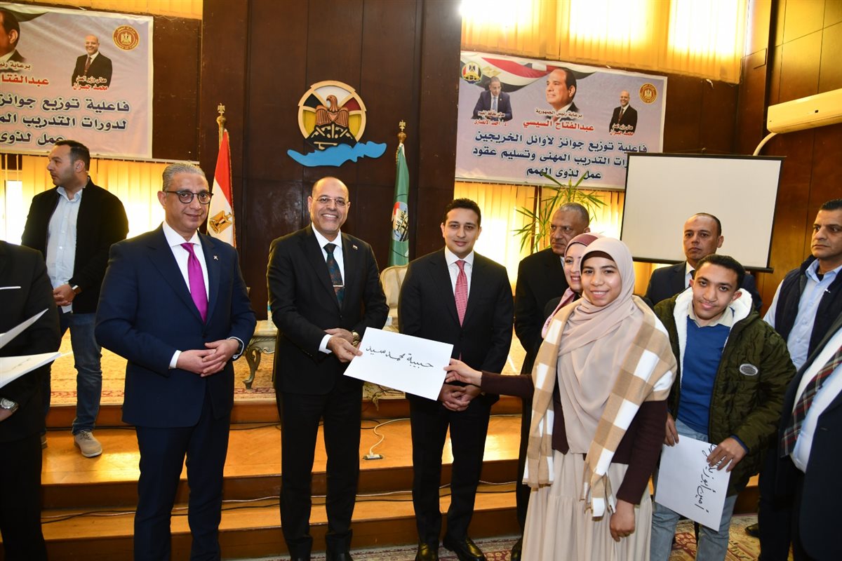 وزير العمل ومحافظ الفيوم يكرمان أوائل خريجات التدريب المهني