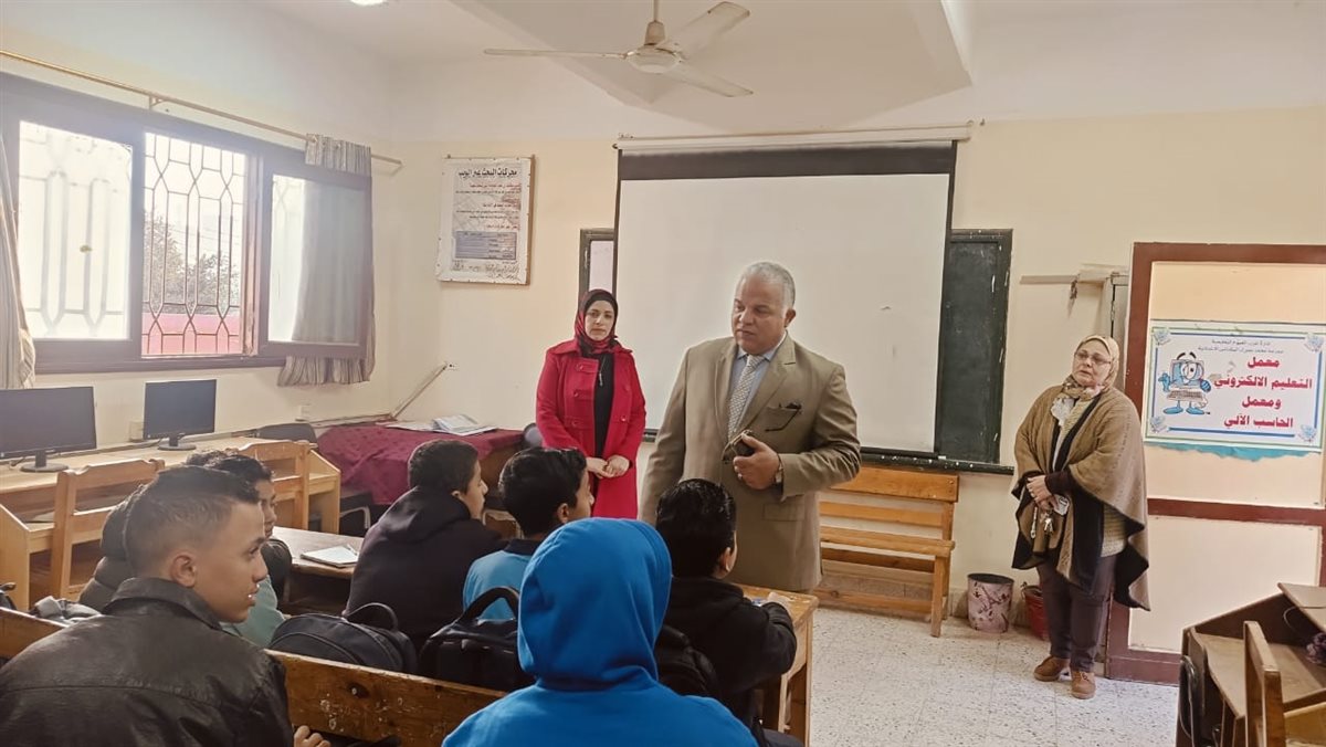 وكيل وزارة تعليم الفيوم أثناء مروره على فصول المدرسة