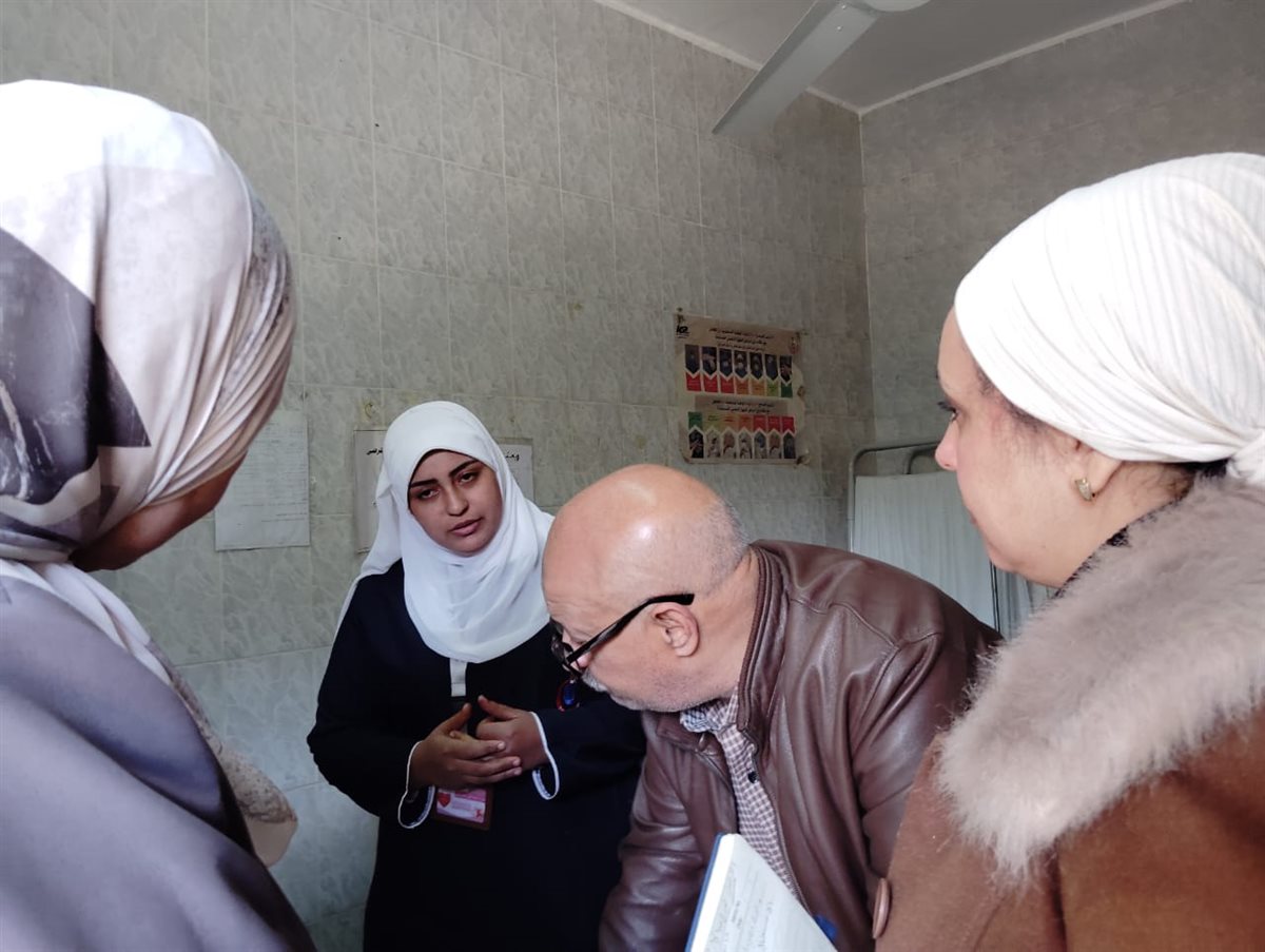 الدكتور سامح العشماوى وكيل وزارة الصحة اثناء الجولة