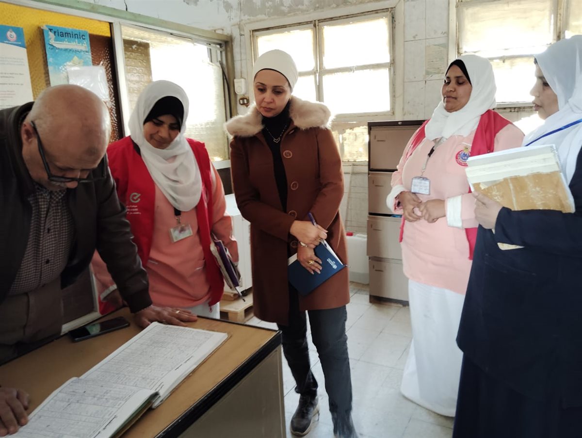 الدكتور سامح العشماوى وكيل وزارة الصحة اثناء الجولة