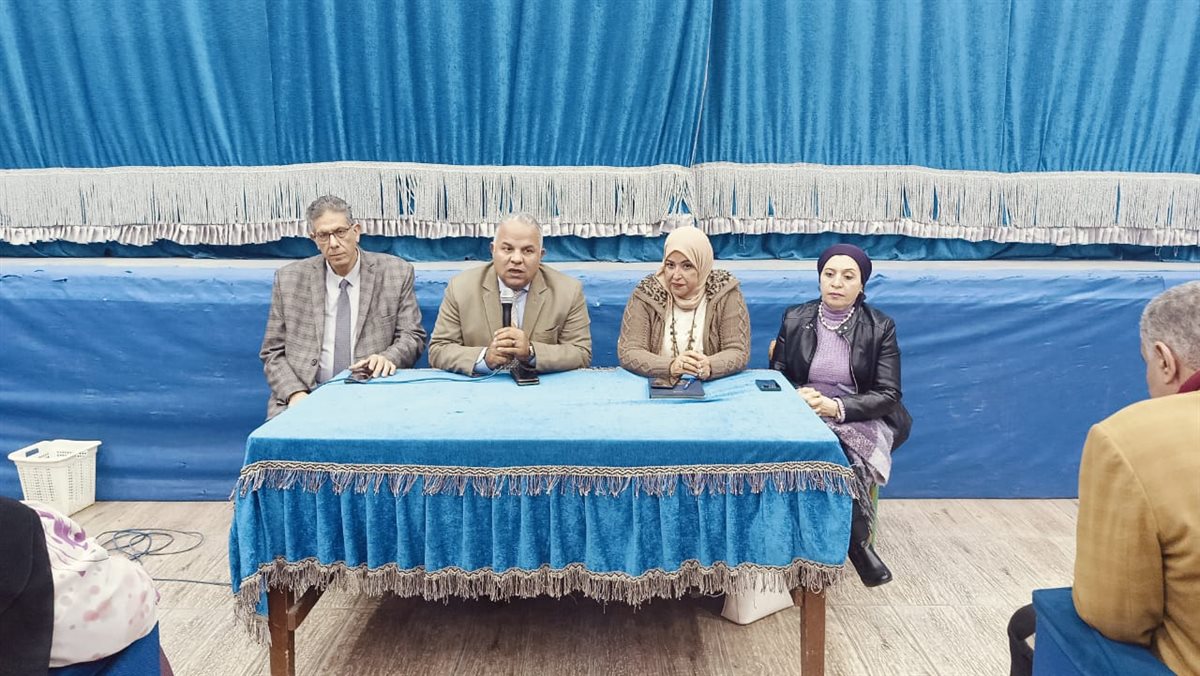 الدكتور خالد قبيصى وكيل وزارة التعليم بالفيوم أثناء الاجتماع&nbsp;