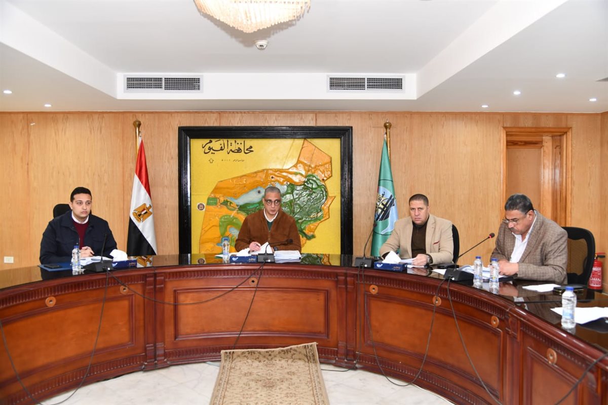 محافظ الفيوم ونائب المحافظ أثناء الاجتماع