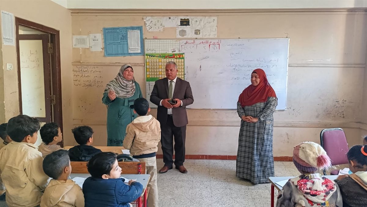 الدكتور خالد قبيصى وكيل وزارة التعليم اثناء الجولة&nbsp;