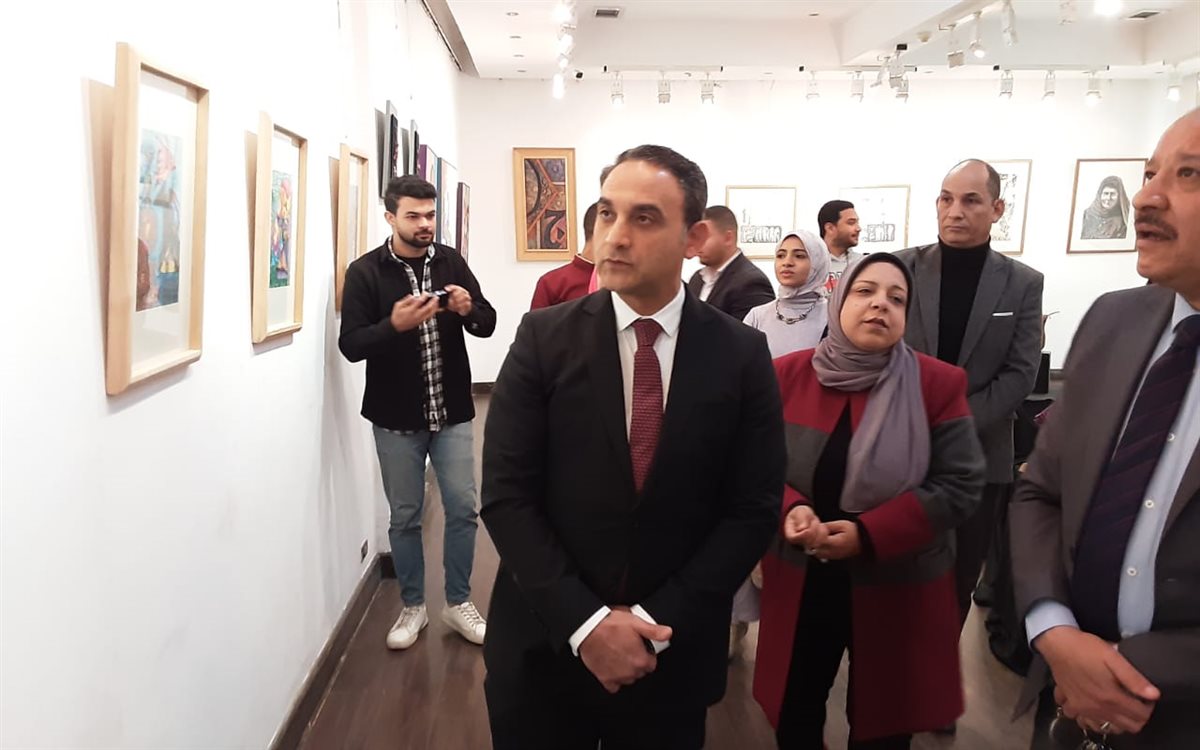 الدكتور عاصم العيسوي نائب رئيس الجامعة أثناء تفقده المعرض