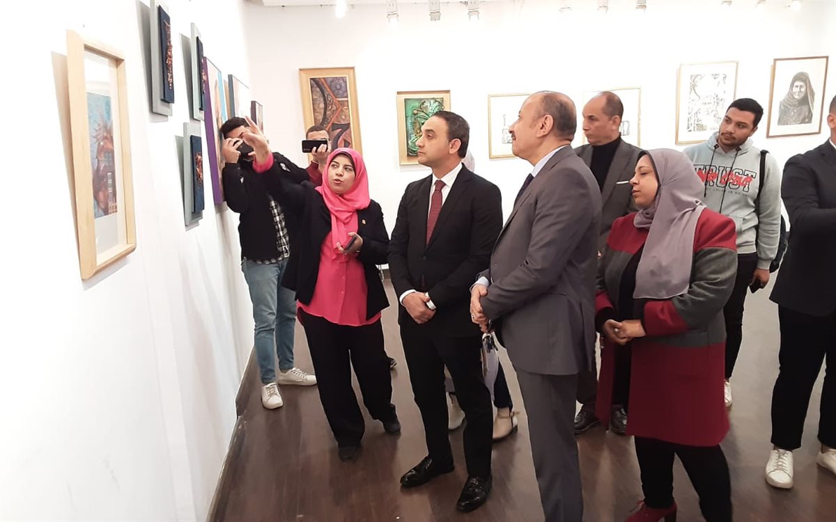 الدكتور عاصم العيسوي نائب رئيس الجامعة أثناء تفقده المعرض