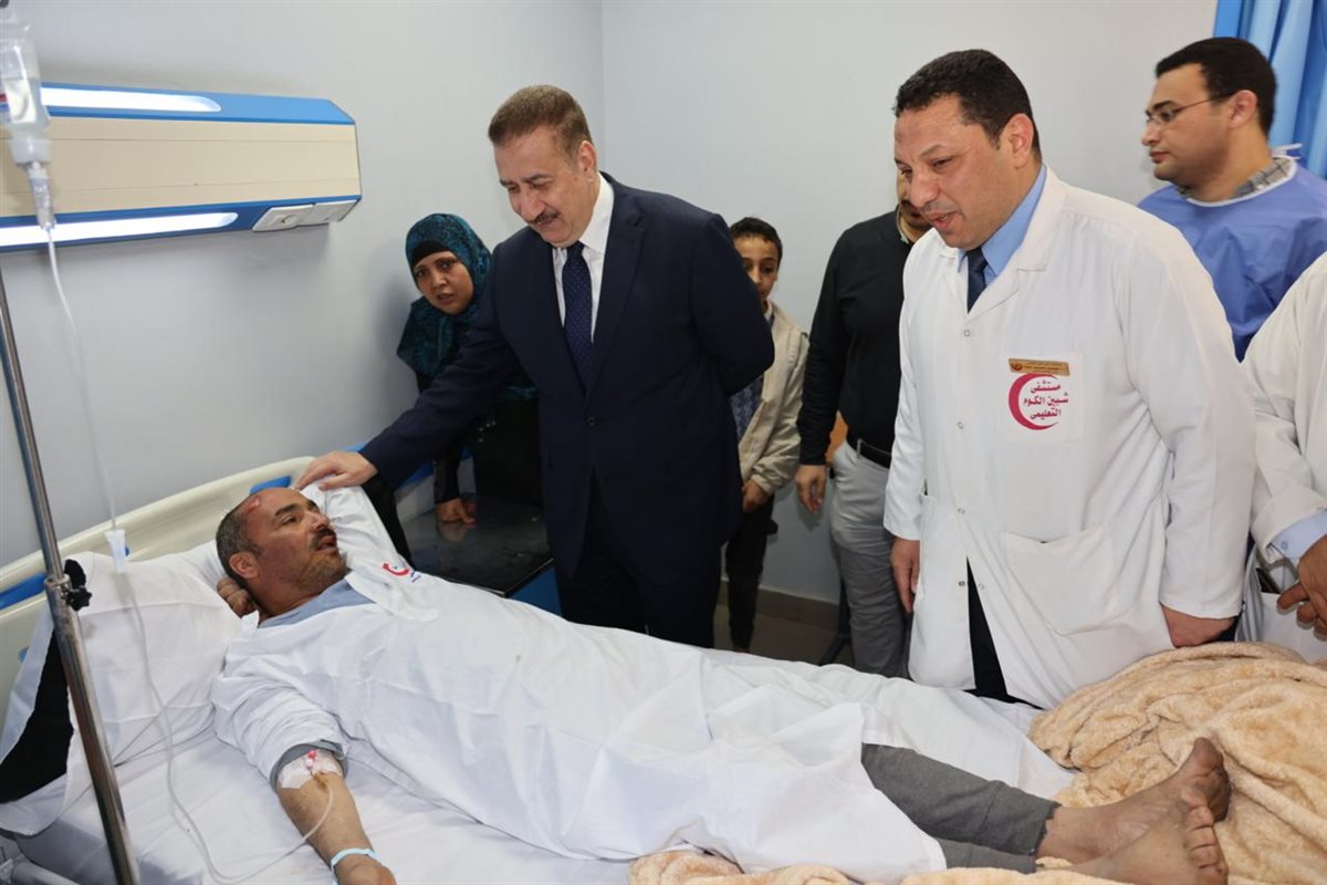 جانب من اطمئنان المحافظ على المصابين&nbsp;