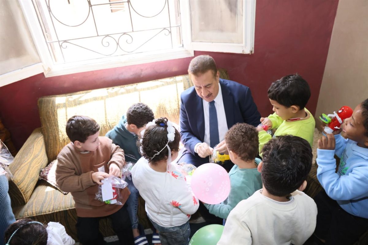 جانب من زيارة المحافظ لعدد من دور الأيتام&nbsp;