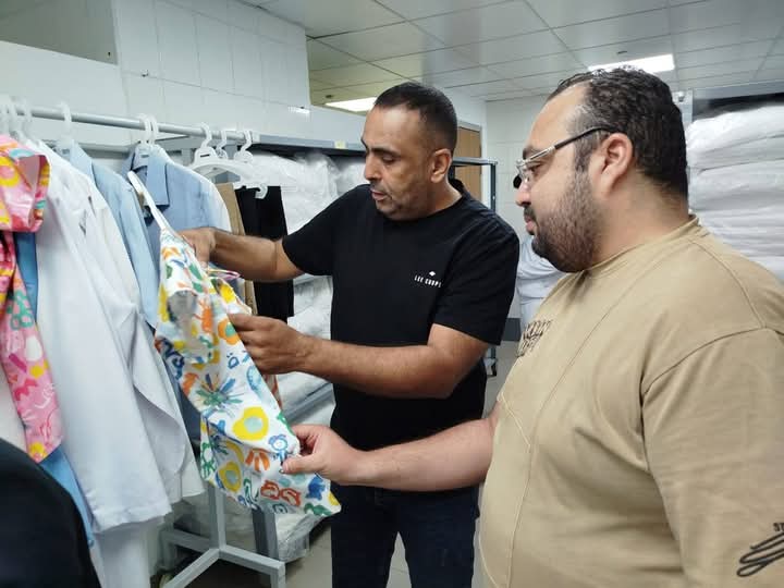 المصري وفؤاد داخل مصنع مستشفى الناس