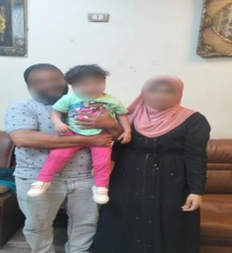 الطفلة ووالديها&nbsp;