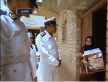 رجال الشرطة خلال توزيع العبوات على المواطنين