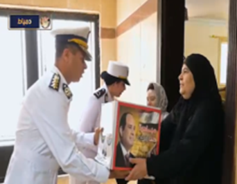 رجال الشرطة خلال توزيع العبوات على المواطنين&nbsp;
