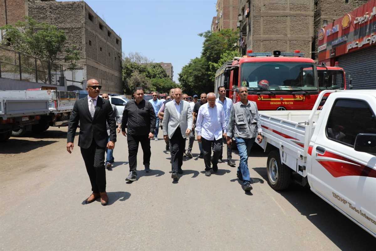 محافظ القاهرة خلال متابعة الحادث