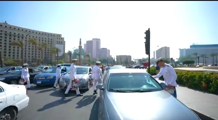 الداخلية تشارك المواطنين الاحتفال بذكرى ثورة 30 يونيو وتوزع الهدايا عليهم&nbsp;