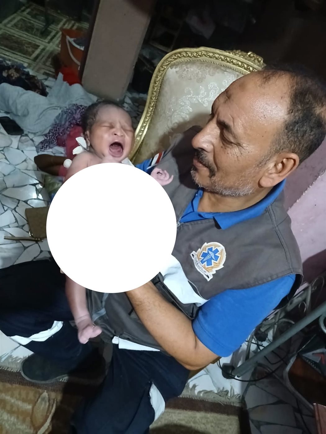 <strong>المسعف عصام عطية والطفل السوداني بعد ولادته</strong>
