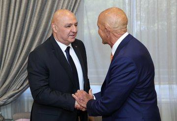 <strong>الرئيس اللبناني مع توماس باراك المبعوث الأمريكي</strong>&nbsp;