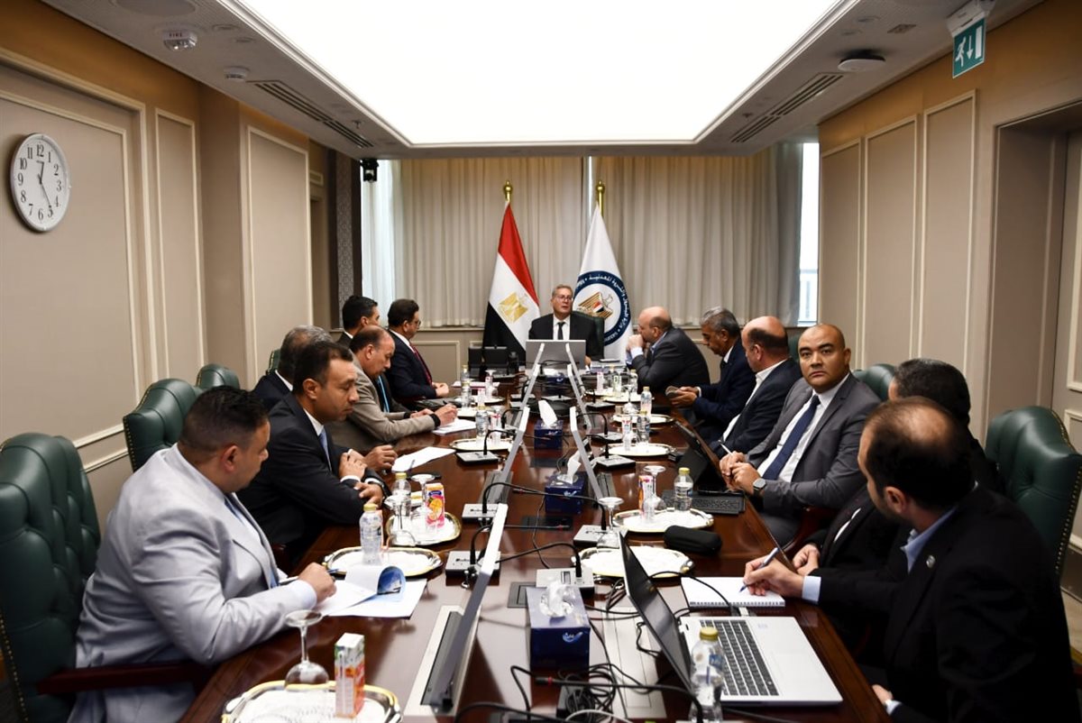 اجتماع وزير البترول مع مسؤولي شركة أديس
