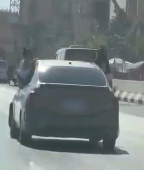 أثناء جلوسه الأطفال على نافذة السيارة&nbsp;