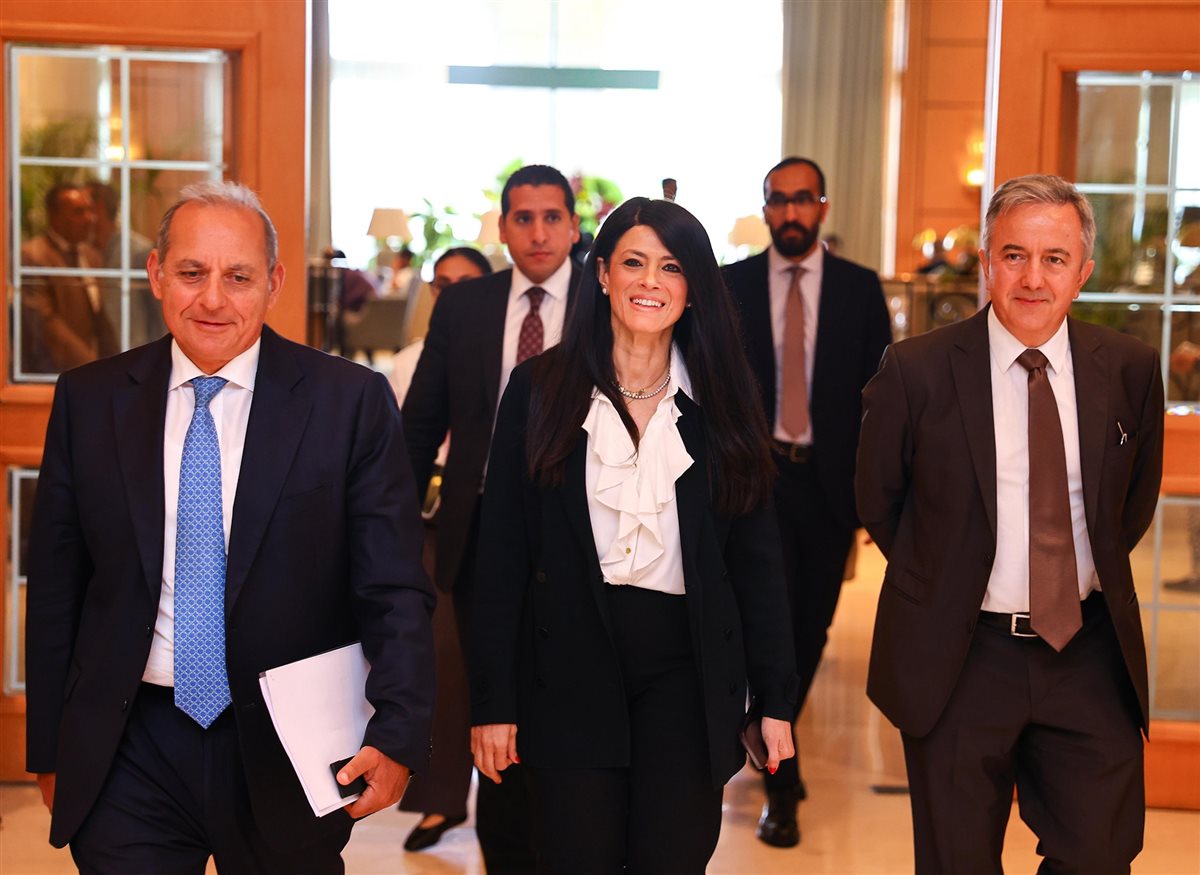 وزيرة التخطيط خلال توقيع التمويل