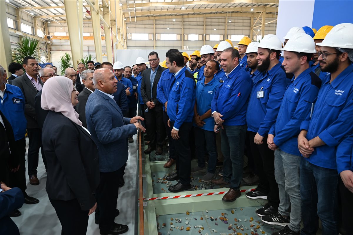 وزير الصناعة يفتتح مصنعا لإنتاج الزجاج الهندسي في المنوفية