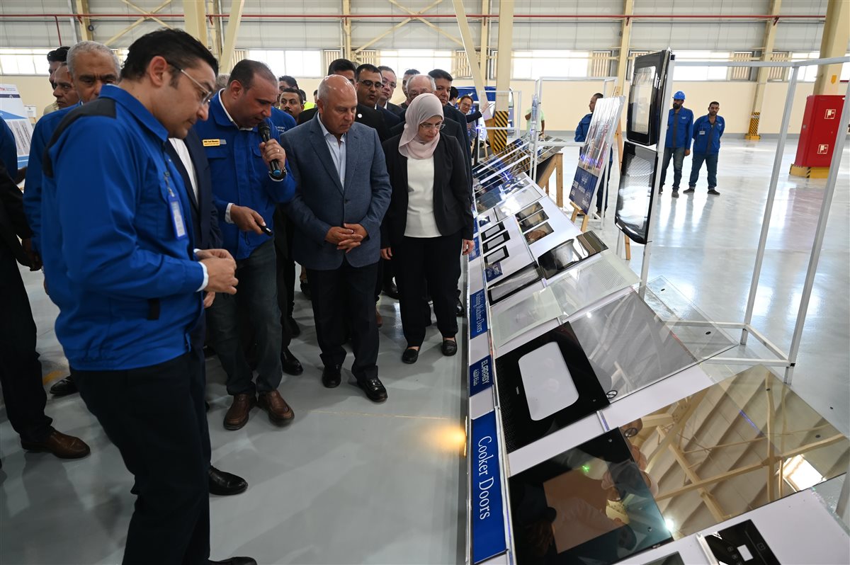 وزير الصناعة يفتتح مصنعا لإنتاج الزجاج الهندسي في المنوفية