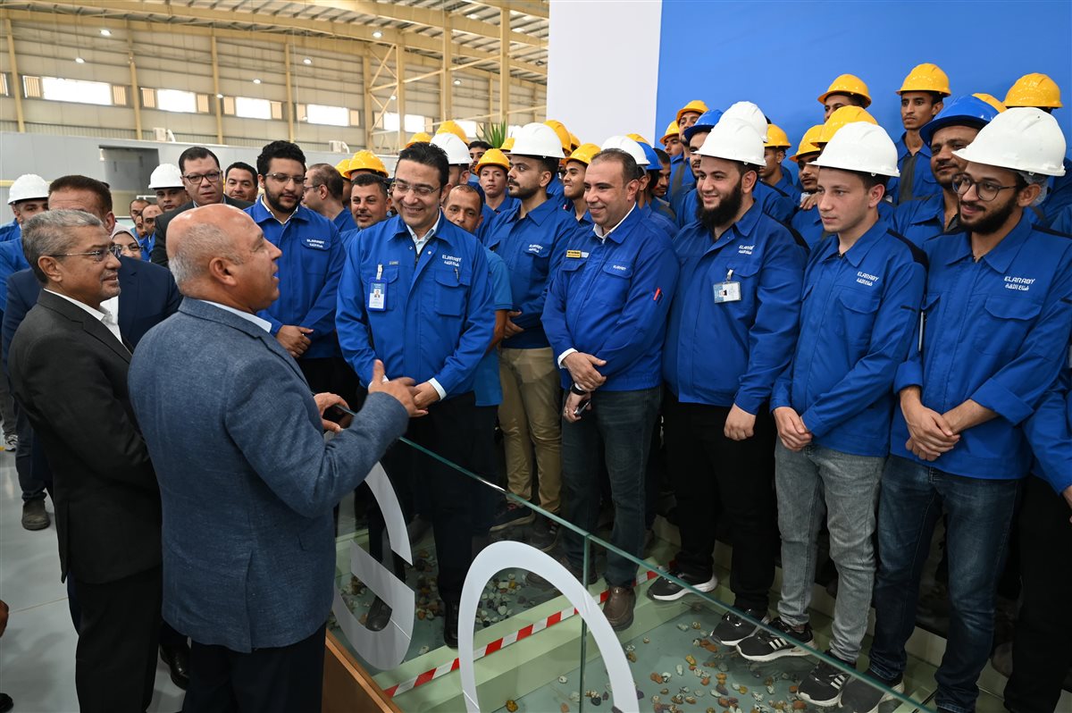 وزير الصناعة يفتتح مصنعا لإنتاج الزجاج الهندسي في المنوفية