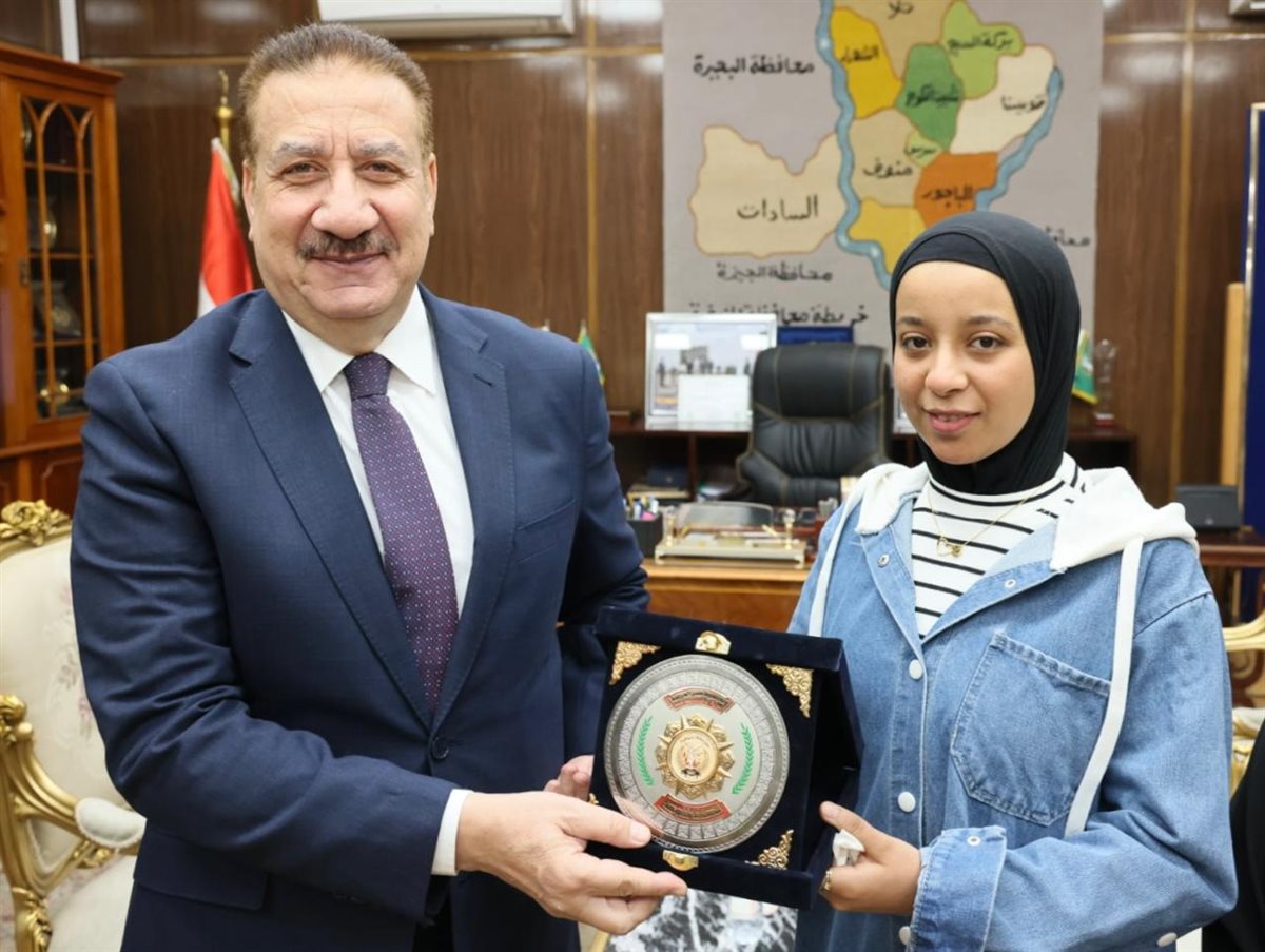 تكريم الطالبة الأولى على الجمهورية في الدبلومات الفنية