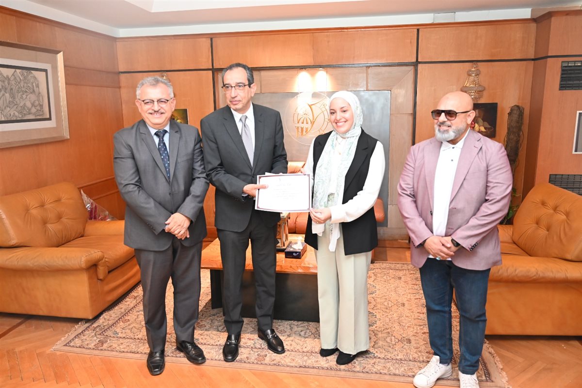 رئيس جامعة الفيوم أثناء تكريم الفائزين فى مسابقة الجامعة الاهلية