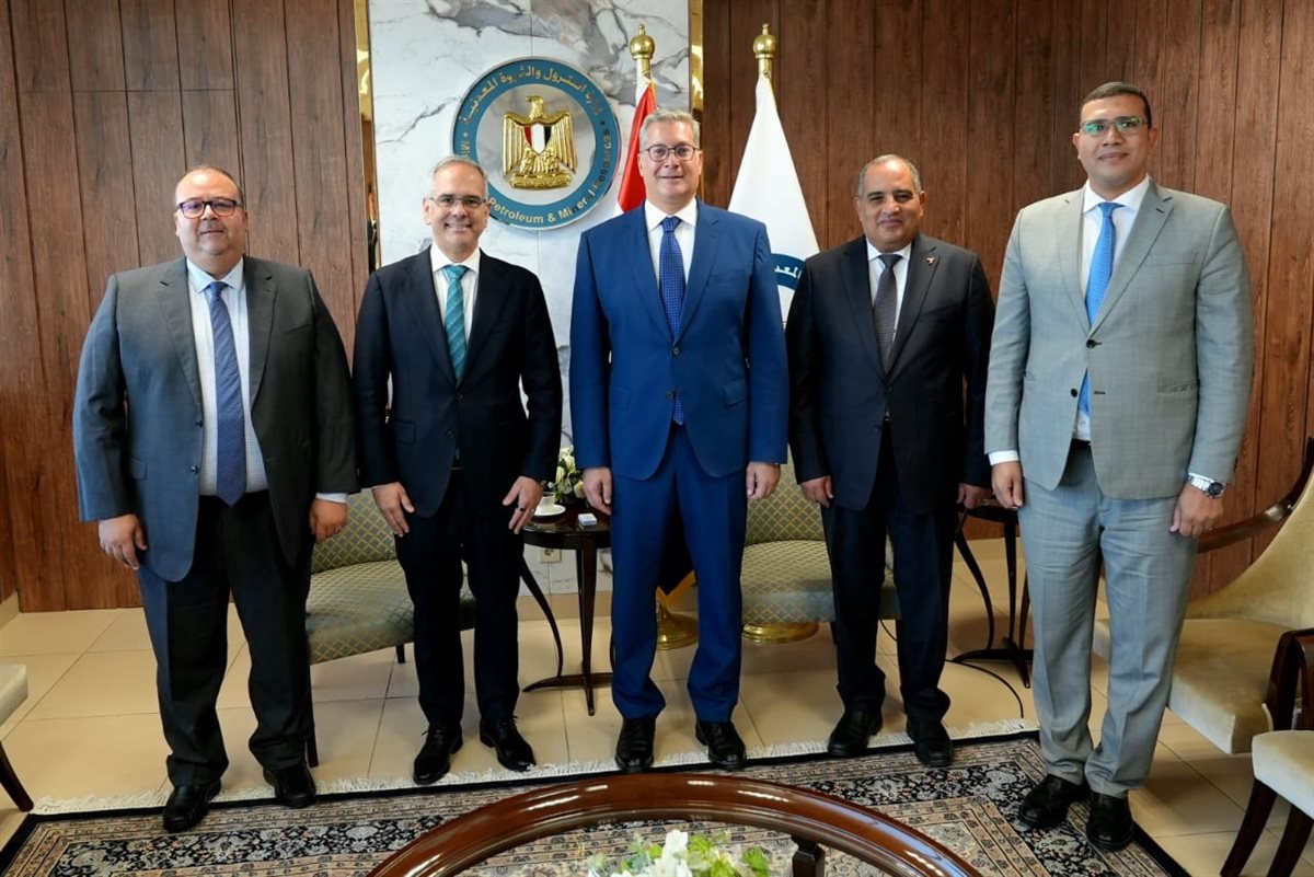 &nbsp;وزير البترول مع رئيس شركة شلمبرجير