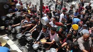 الفسطينين محاولين الحصول على الغذاء