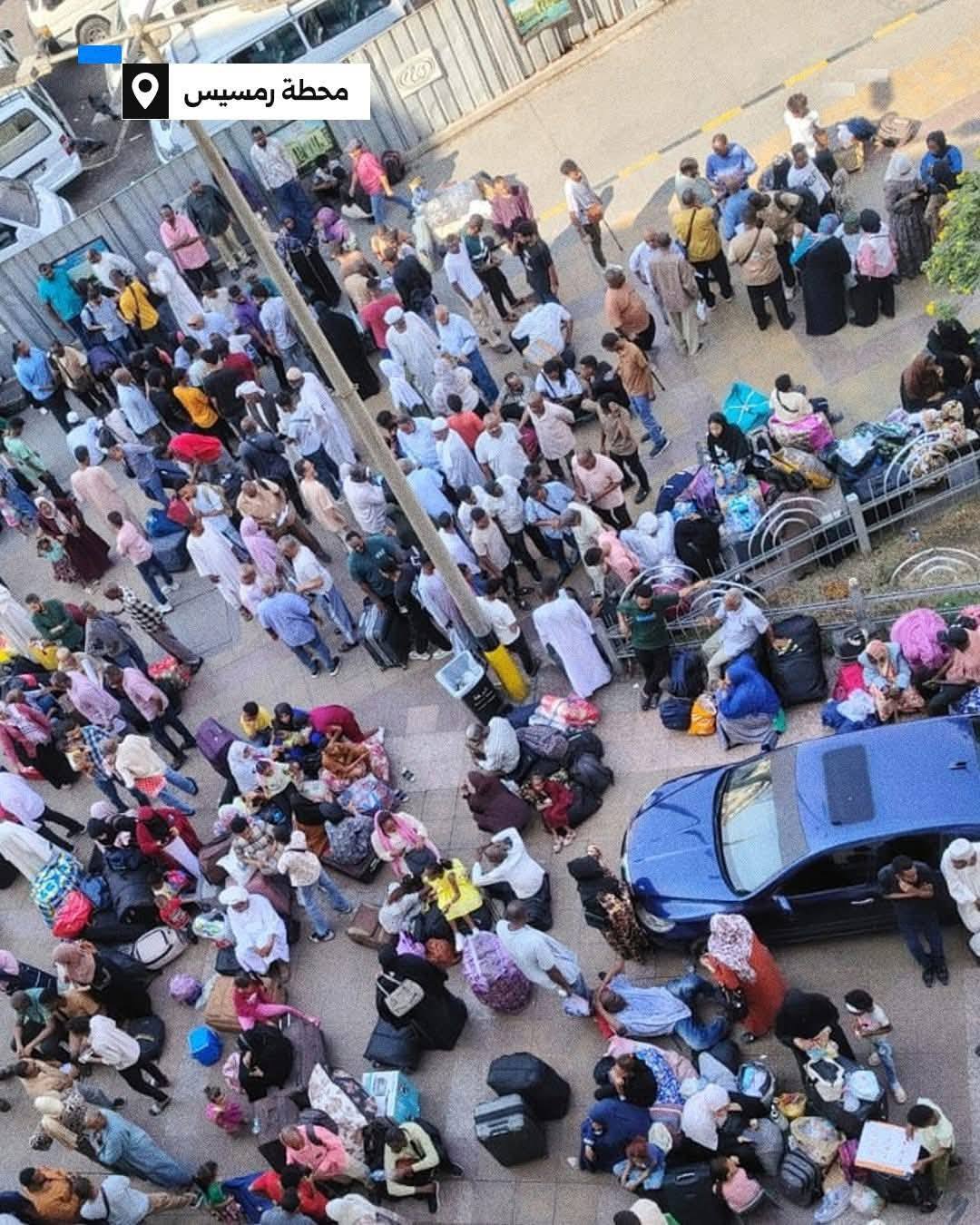 عودة السودانيين عبر قطار أسوان المخصص لعودتهم طواعية