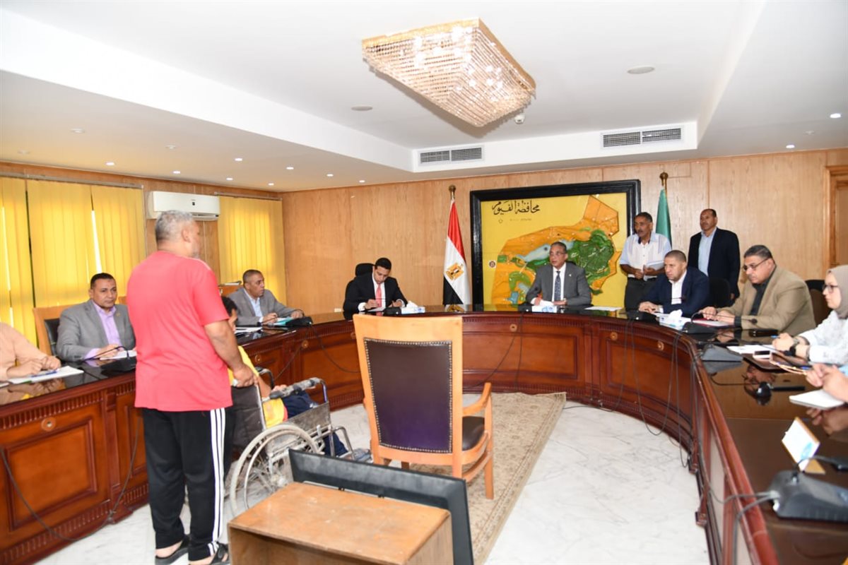محافظ الفيوم اثناء اللقاء