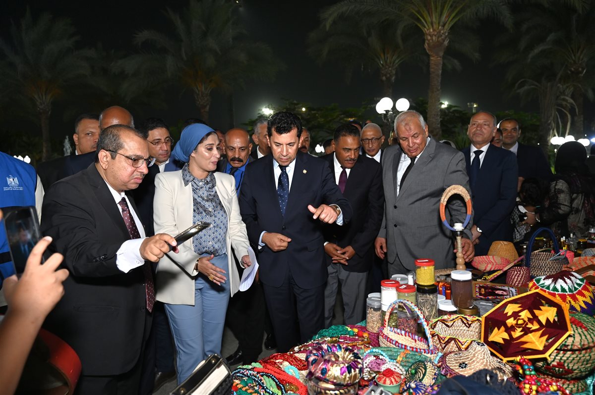 <strong>&nbsp;وزير الشباب والرياضة</strong>