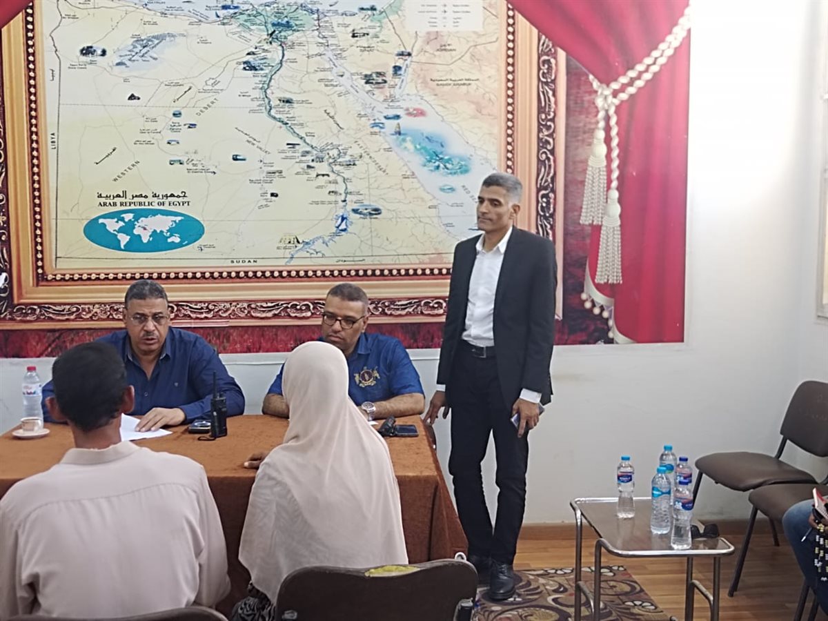 سكرتير عام محافظة الفيوم اثناء لقاء خدمة المواطنيين