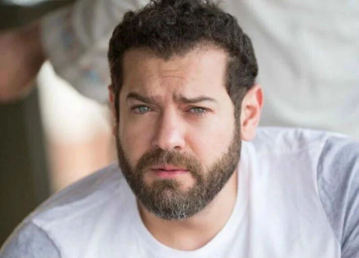 <strong>عمرو يوسف</strong>