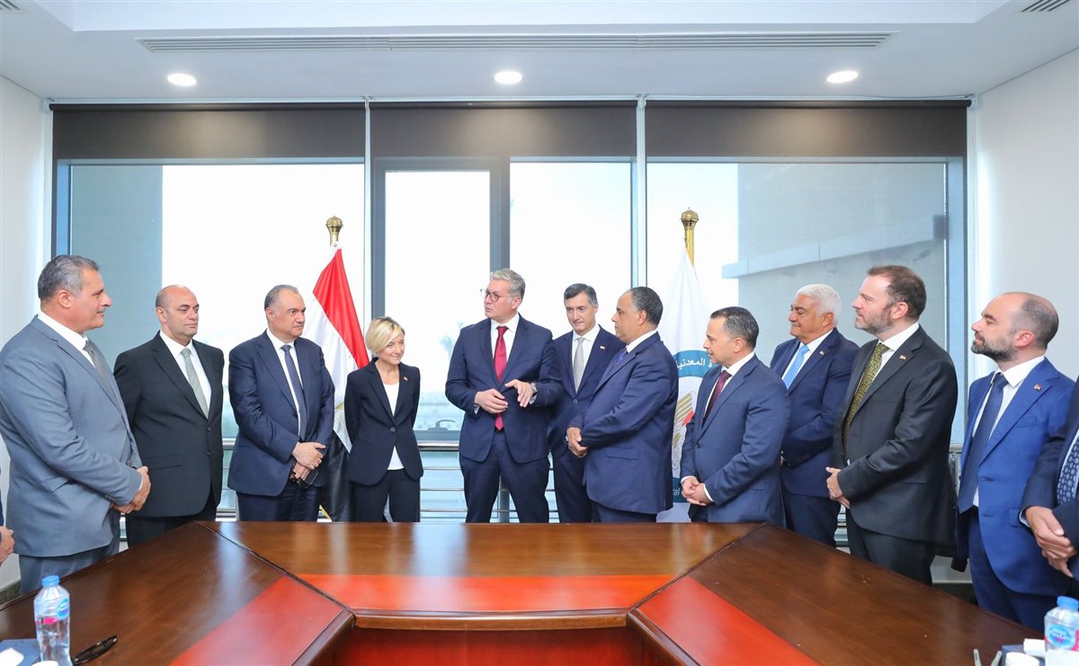 وزير البترول ومسؤولي إيني الإيطالية