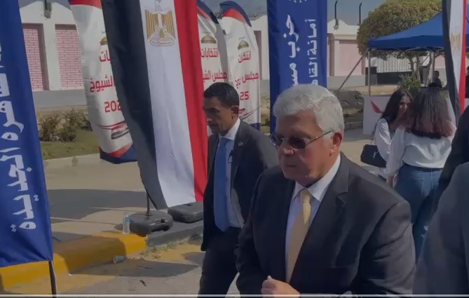 وزير التعليم العالي يدلي بصوته في انتخابات مجلس الشيوخ بالقاهرة الجديدة