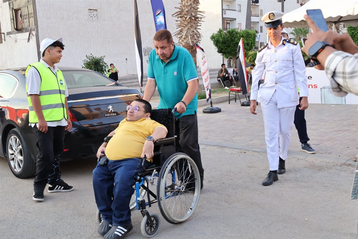 الشرطة تساعد ذوي الهمم في الإدلاء بأصواتهم بمدرسة فاطمة عنان بالتجمع الخامس