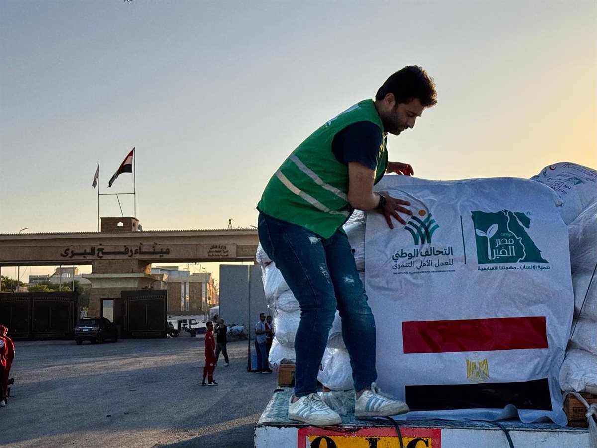 مصر تقدم المساعدات الإنسانية والإغاثية لأهالينا في غزة