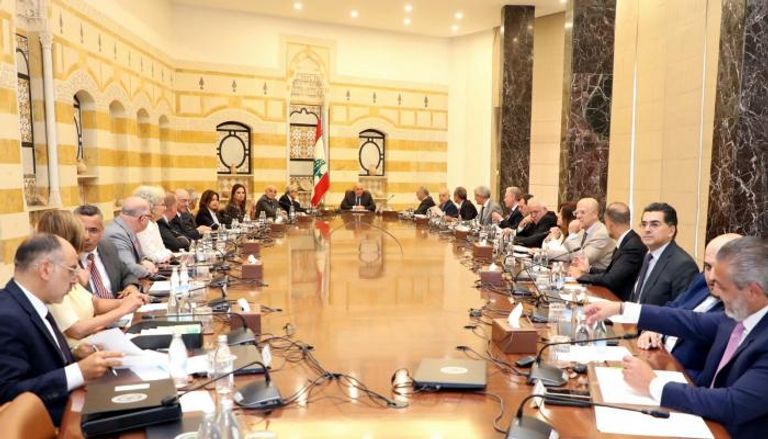 الوزراء اللبناني يعلن موافقته على إنهاء الوجود المسلح