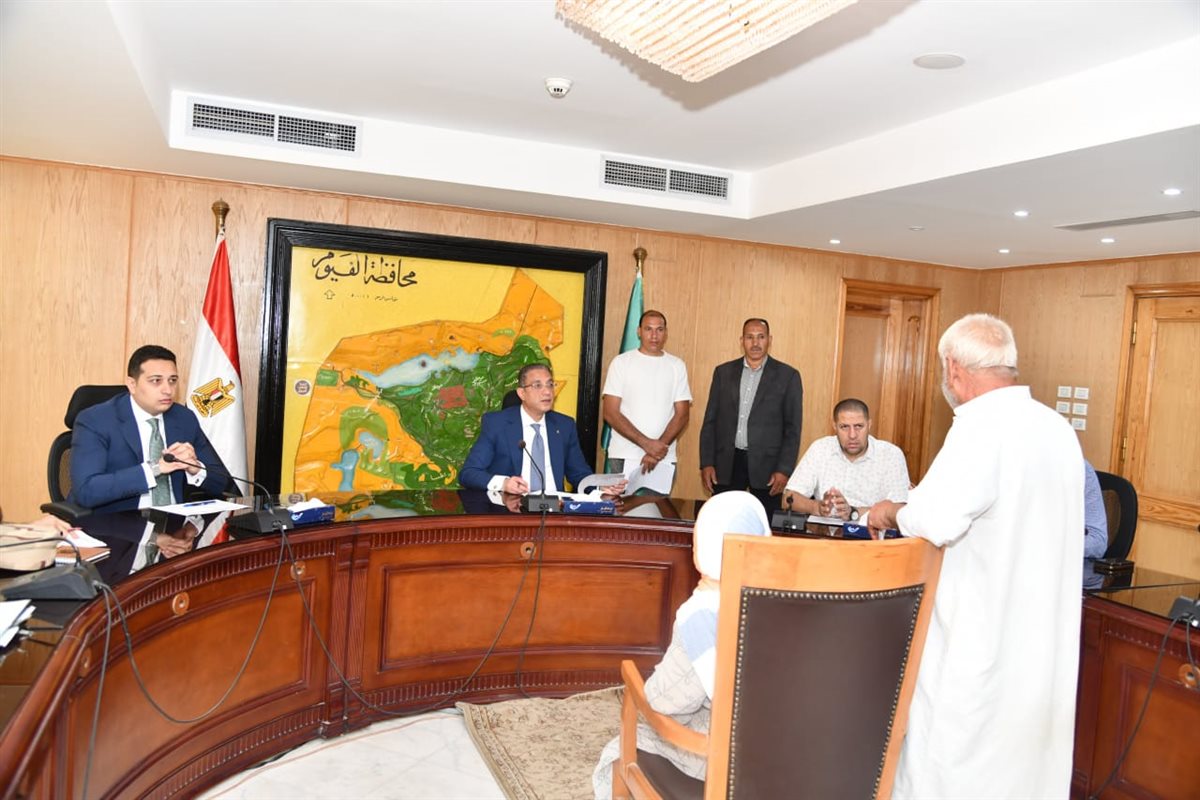 محافظ الفيوم اثناء اللقاء