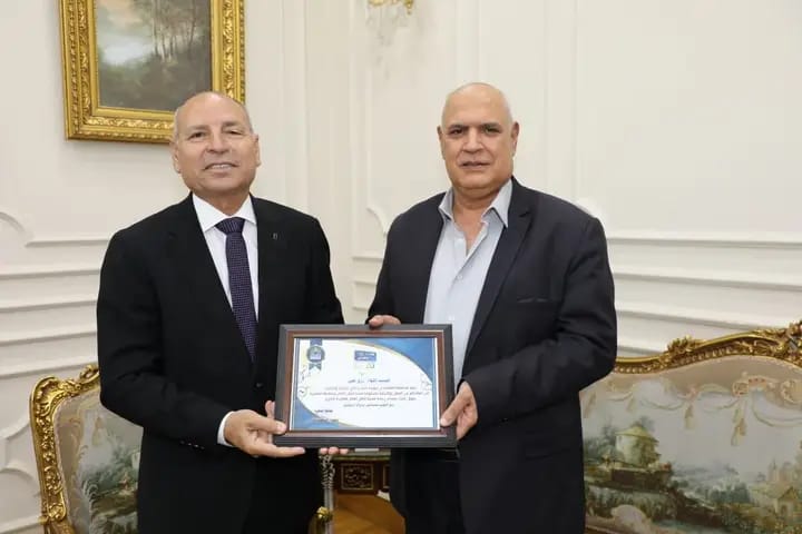 محافظ القاهرة يكرم رئيس هيئة النقل العام السابق تقديرًا لجهوده