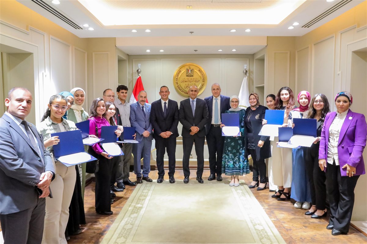 وزير التعليم يستقبل أوائل مدارس النيل المصرية الدولية
