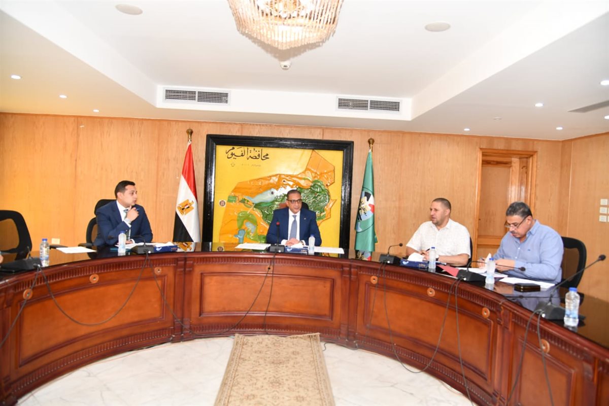 محافظ الفيوم اثناء اللقاء