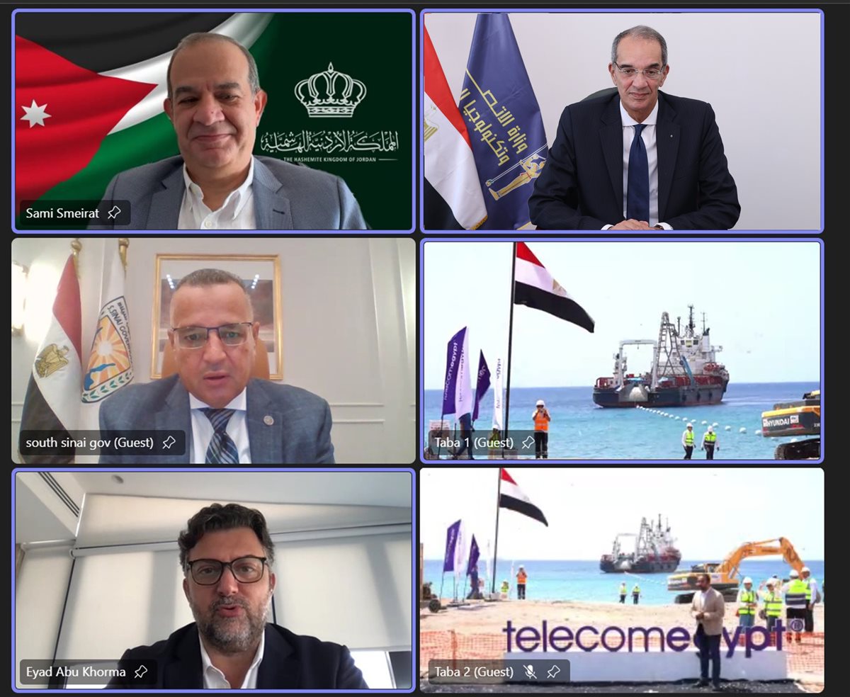 وزير الاتصالات وعدد من المسؤولين