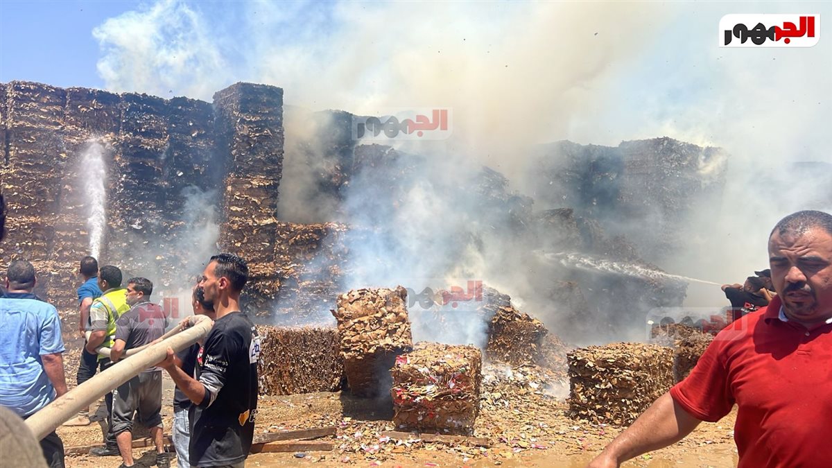 حريق ضخم يلتهم مصنعا للكرتون في مدينة بدر